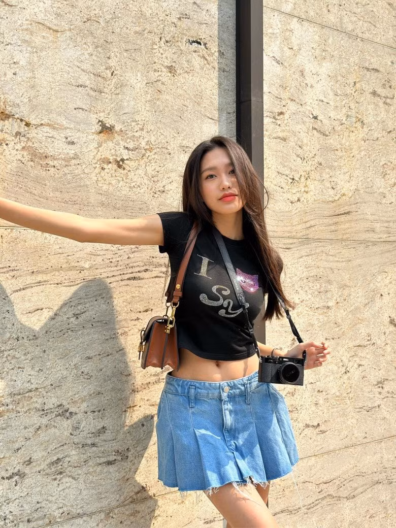 Đầu tiên là kiểu mặc tôn vòng eo "con kiến" thì những chiếc áo croptop không thể thiếu trong tủ đồ của Doãn Hải My.