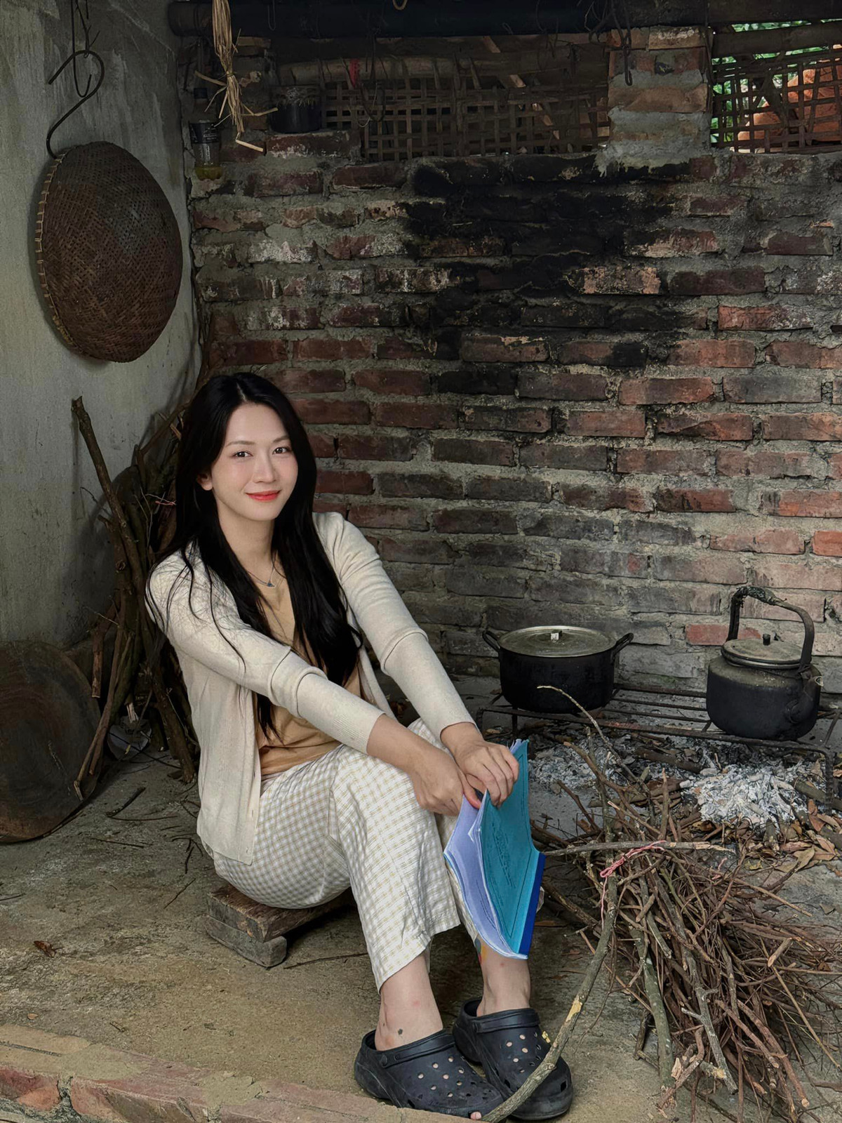 Lê Bống từng có chia sẻ gây chú ý về lý do của sự thay đổi: "Ngày xưa mình hay có những cái tiêu cực bị bàn ra tán vào nên mình nghĩ em gái khi đi học cũng sẽ bị ngại. Khi mình hỏi, em gái chia sẻ là giấu không dám cho mọi người biết chị gái mình là Lê Bống. Lúc đấy mình mới tự nhìn nhận lại. Em gái bảo, khi bạn bè trong lớp nói sẽ ngồi im lặng, nghe xem các bạn bàn gì về chị gái. Do vậy, mình muốn thay đổi để khi em mình kể về chị gái phải thấy vui, tự hào chứ không phải những hình ảnh không hay như trước đây”