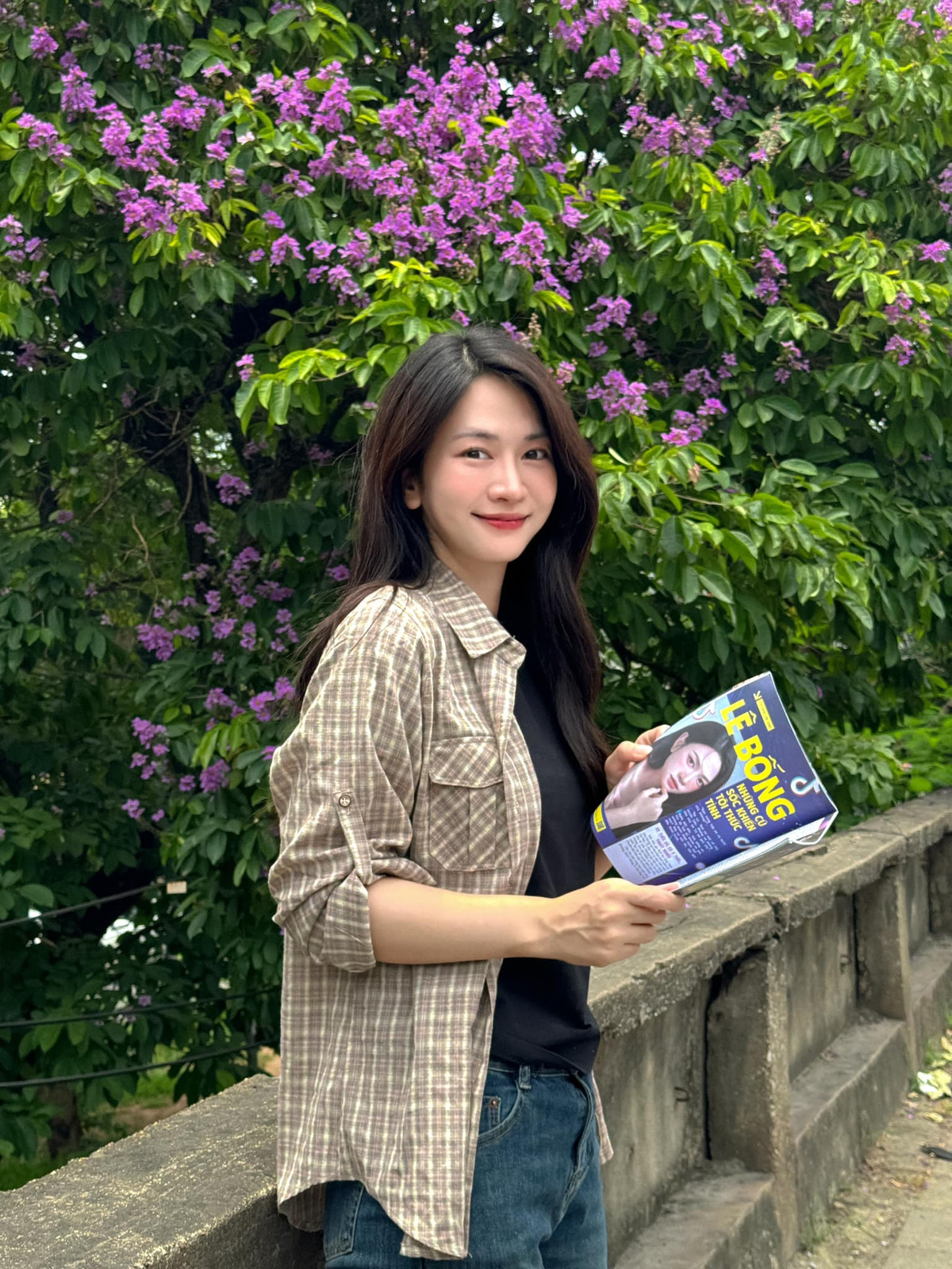 Thời gian gần đây, Lê Bống xuất hiện với hình ảnh dịu dàng, nền nã trong vai trò MC, diễn viên.