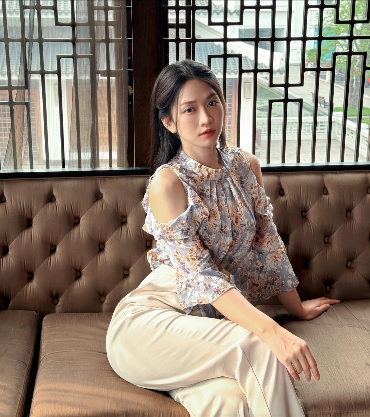 Lê Bống hiện tại đã không còn gắn với tranh cãi trên MXH về cách ăn mặc hay biểu cảm mà trở nên điềm đạm và trưởng thành hơn rất nhiều.