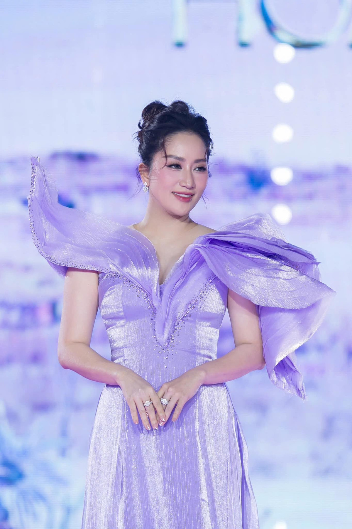 Phần vai chiếc váy được Khánh Thi diện được cách điệu của chiếc váy mang đến vẻ ngoài vừa thanh lịch vừa kiêu sa.