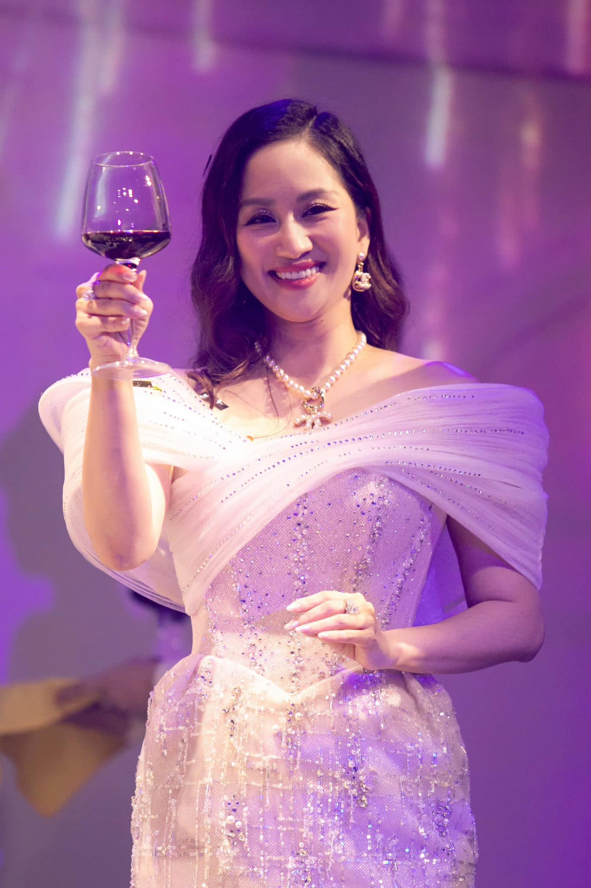 Đáng chú ý, Khánh Thi còn cho biết Phan Hiển mong muốn cô sinh thêm con trong năm sau: "Cứ khi nào Thi muốn quay trở lại làm nghề thì ông xã lại muốn mình sinh con. Dự kiến năm sau lại muốn cho Thi sinh con nữa nên đó là động lực để Thi tút tát nhan sắc liên tục".