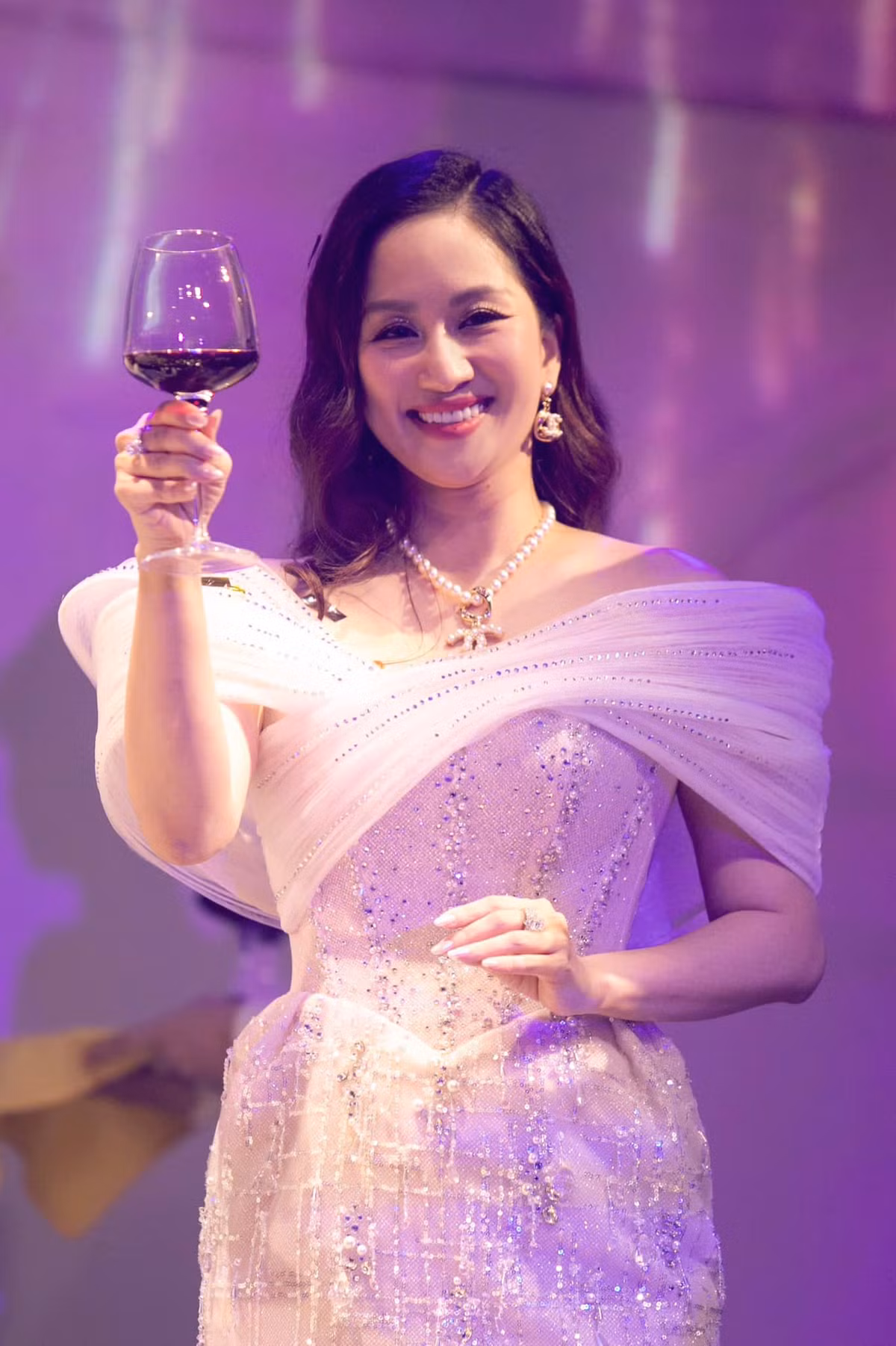 Đáng chú ý, Khánh Thi còn cho biết Phan Hiển mong muốn cô sinh thêm con trong năm sau: "Cứ khi nào Thi muốn quay trở lại làm nghề thì ông xã lại muốn mình sinh con. Dự kiến năm sau lại muốn cho Thi sinh con nữa nên đó là động lực để Thi tút tát nhan sắc liên tục".