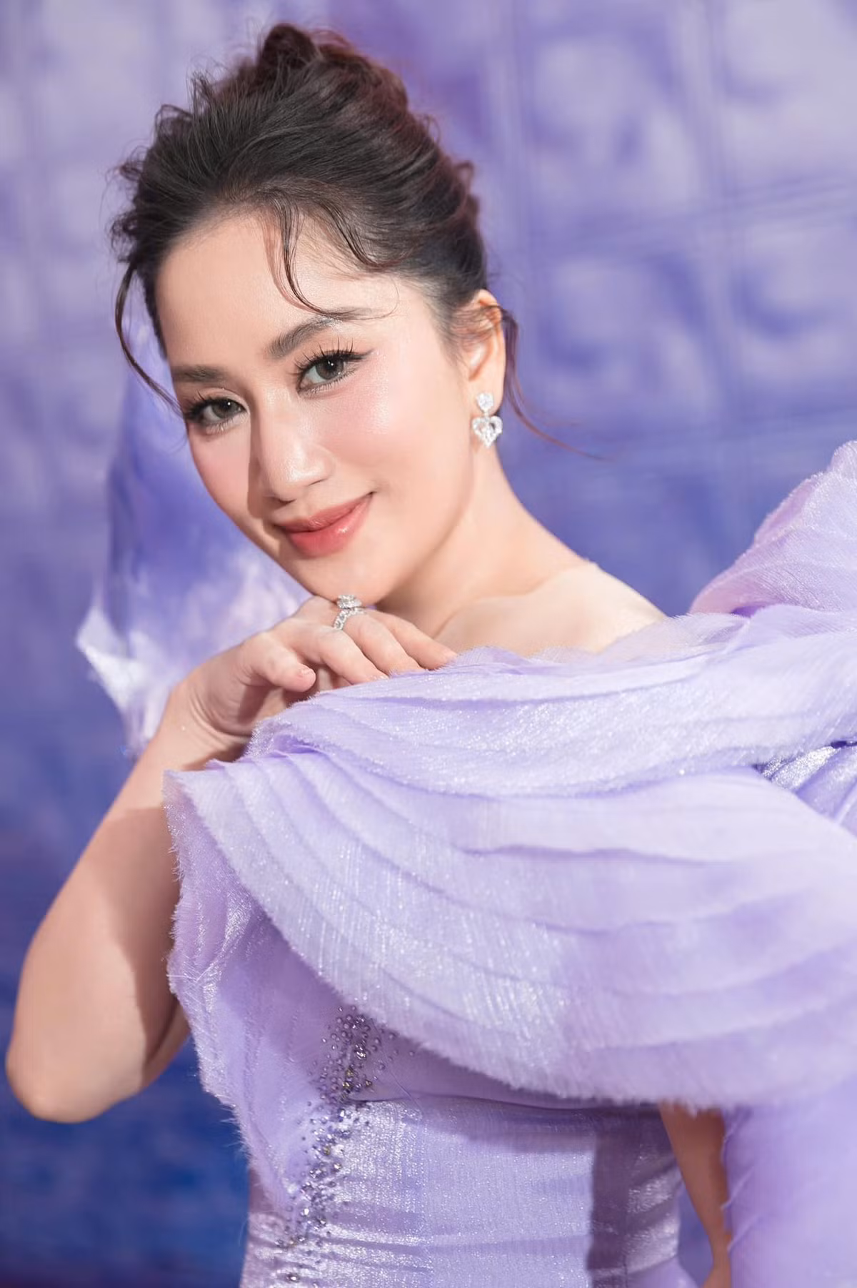 “Ban đầu, tôi rất tự ti vì vóc dáng của mình khi ghi hình chương trình. Nhưng nhờ quyết tâm, hiện tại tôi đã giảm được 12kg và cảm thấy tự tin hơn rất nhiều”, Khánh Thi cho biết.