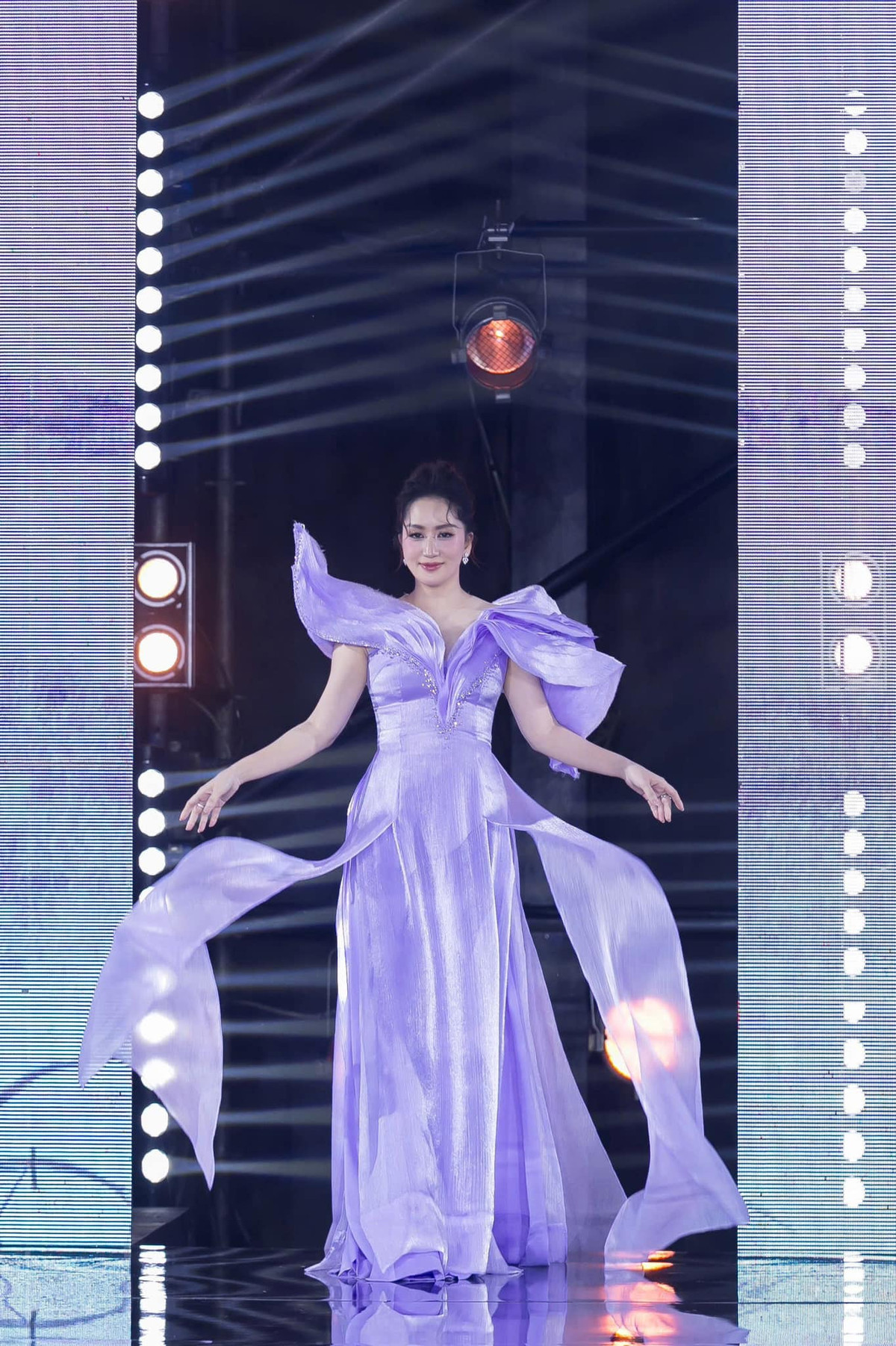 Đặc biệt, làn da sáng mịn cùng kiểu tóc nhẹ nhàng và lối trang điểm tự nhiên càng làm tôn lên nét trẻ trung, quyến rũ của Khánh Thi.