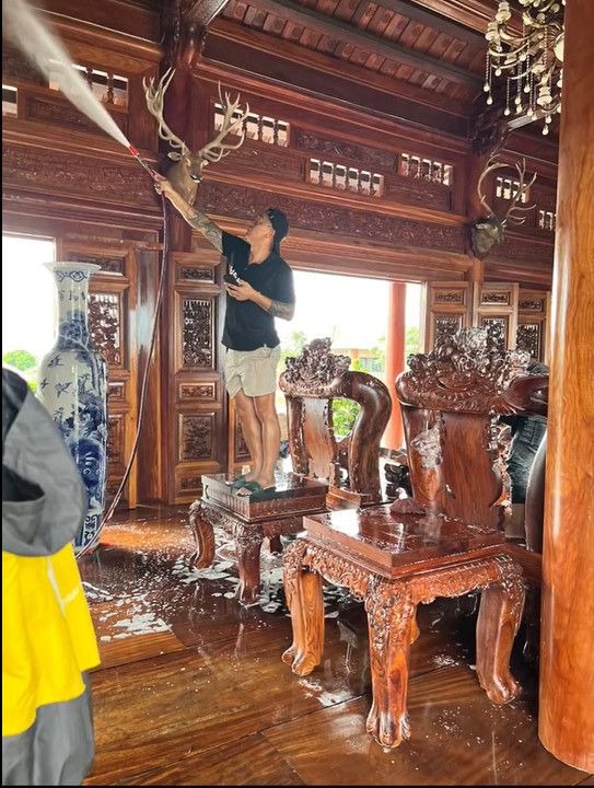 Những hình ảnh dọn dẹp trong ngôi nhà đặc biệt này được chia sẻ rầm rộ trên mạng xã hội và nhận sự quan tâm lớn. Có thể thấy ngôi nhà khá có điều kiện khi mọi thứ bên trong đều được làm từ gỗ, chạm khắc cực kỳ tinh xảo.