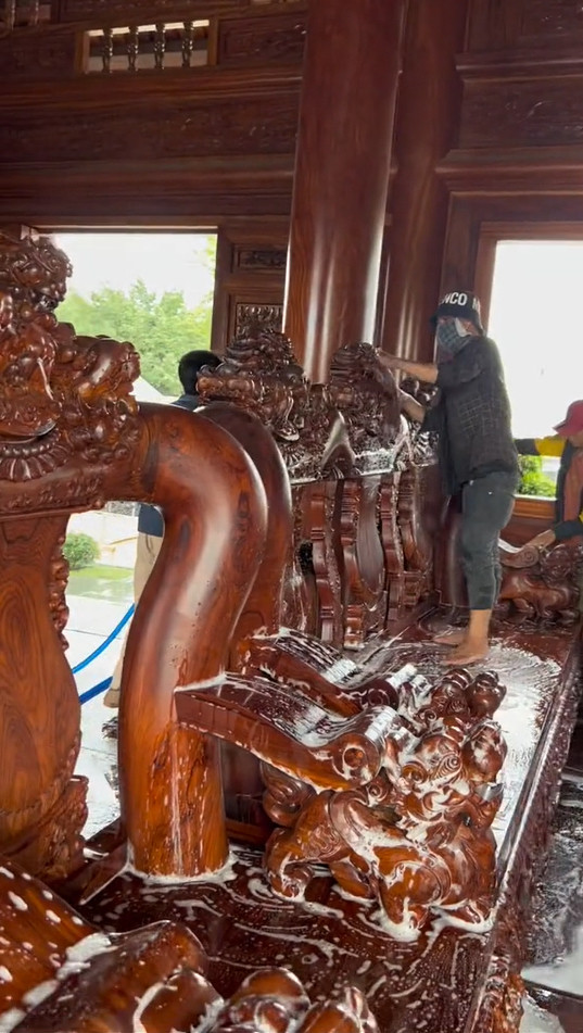 Cuối cùng, gia chủ đã chọn cách “có một không hai” đó là mang luôn vòi xịt loại mạnh vào tận nhà để hành sự. Nhờ có phương án này, mọi công đoạn dọn nhà đón Tết trở nên dễ dàng, nhanh chóng hơn bao giờ hết.