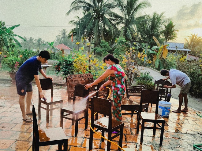 "Phải cọ như vậy mới sạch được mọi người ạ, nhà tui lúc đầu cũng kiên trì kỳ cọ lắm. Sau nhìn không khả thi nên xịt hết, hỏng hay không chưa biết nhưng mà nhanh và sạch nhé". "Ông bà già thích rồng bay phượng múa. Con cháu chùi héo úa cả thanh xuân". "Thời còn con gái toàn mang bàn ghế của anh chị ngoại ra sân rửa. Nay vẫn bóng đẹp. Nhưng nhà tui có mỗi bộ bàn ghế chứ nhìn nhà mà toàn điêu khắc rồng phượng thế này thì tôi cũng khóc nhé" - ý kiến từ bạn đọc.