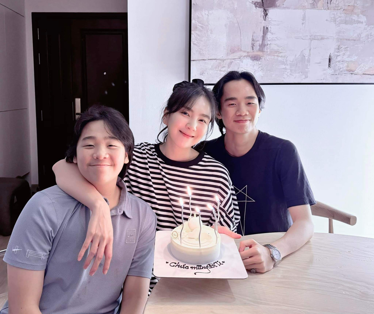 Cụ thể, nữ MC đẹp nhất VTV cho biết em trai thứ hai đã tốt nghiệp lớp 12 và vào trường Đại học Top đầu nước Mỹ, còn em trai út đỗ cùng trường cấp 3 với anh trai cùng học bổng 30%.