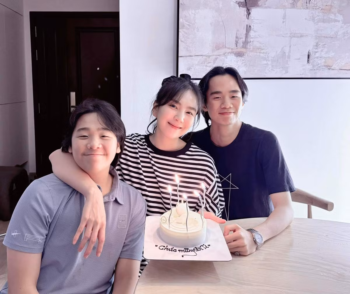 Cụ thể, nữ MC đẹp nhất VTV cho biết em trai thứ hai đã tốt nghiệp lớp 12 và vào trường Đại học Top đầu nước Mỹ, còn em trai út đỗ cùng trường cấp 3 với anh trai cùng học bổng 30%.