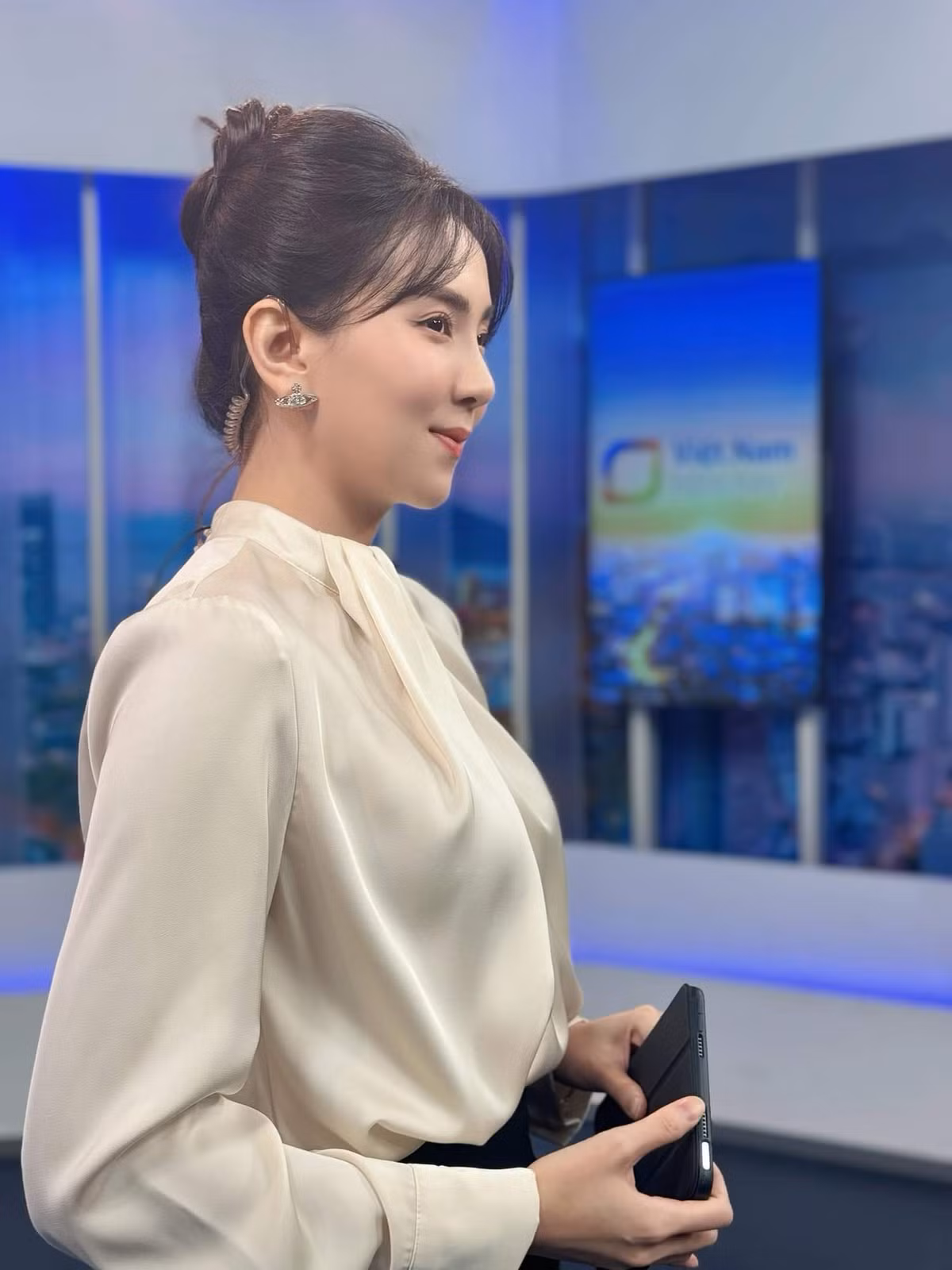 Được biết em trai thứ hai của Mai Ngọc đã trở về từ Mỹ, và đại gia đình người đẹp có cơ hội hiếm hoi quây quần, tề tựu đủ các thành viên.