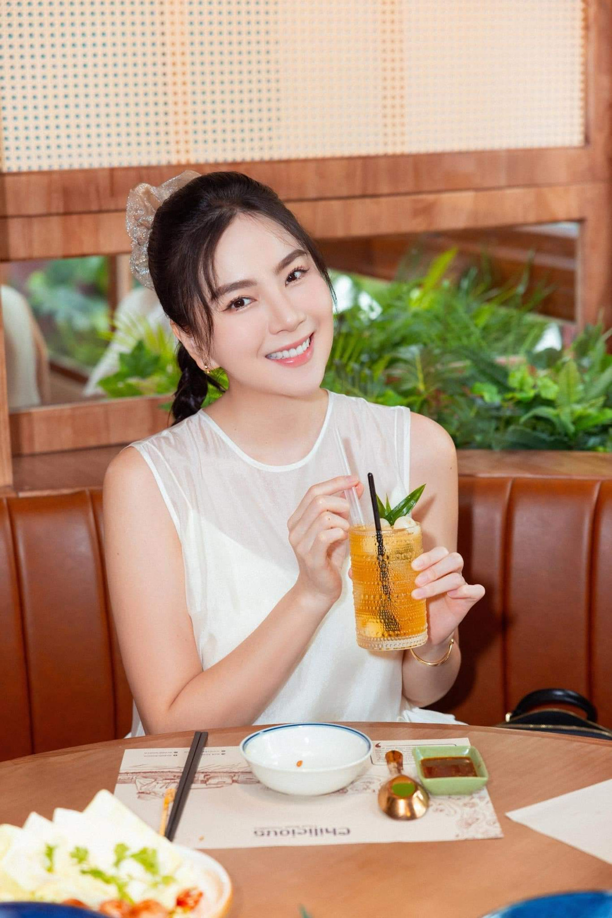 Người đẹp cũng thể hiện tâm trạng ổn định, tích cực và hướng đến những điều tốt đẹp trong tương lai.