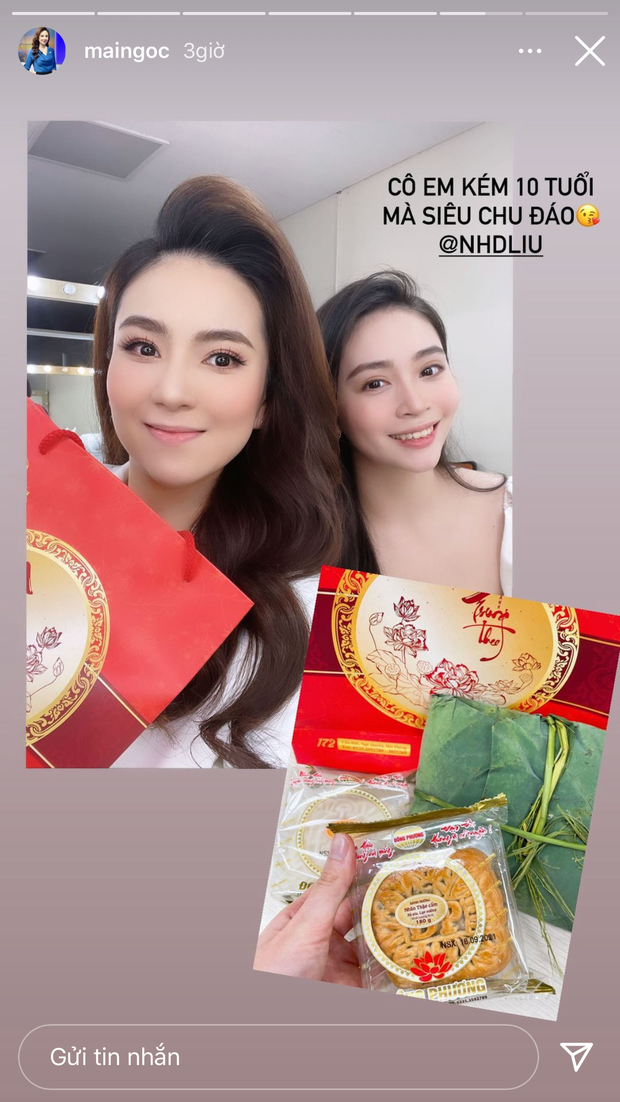 Mai Ngọc khoe quà Trung thu của Diệu Linh - đàn em ở VTV. Dù chênh nhau đến 10 tuổi nhưng nhan sắc của cả 2 không có quá nhiều chênh lệch.