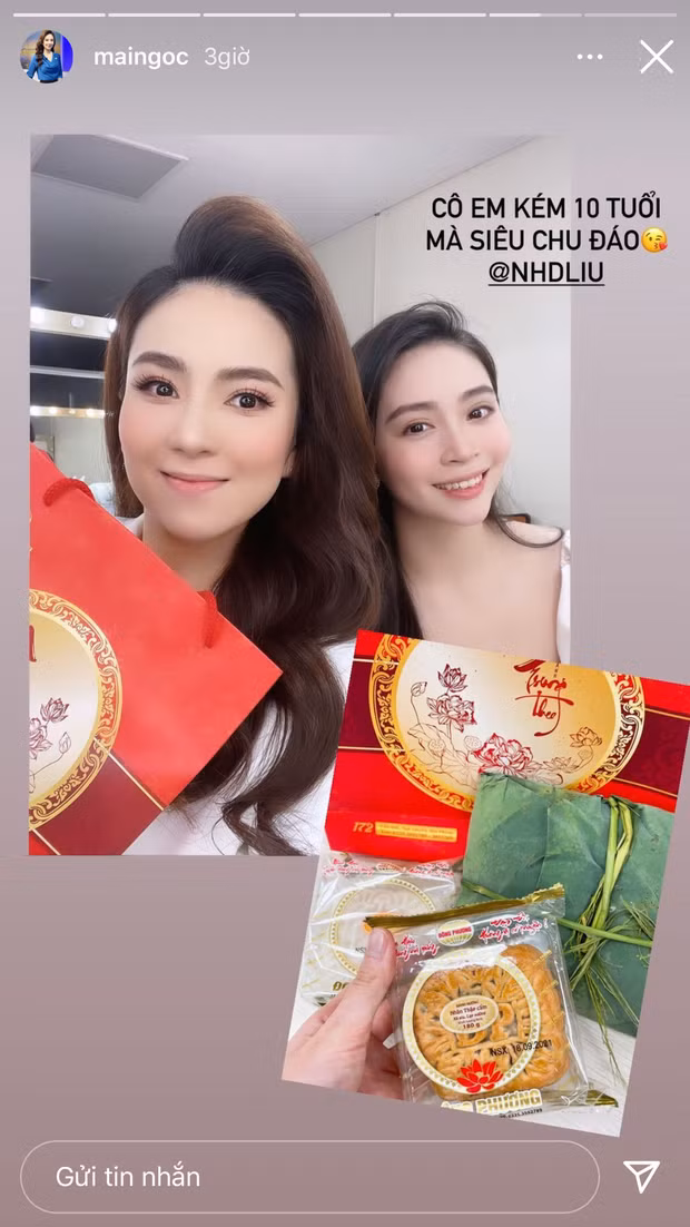 Mai Ngọc khoe quà Trung thu của Diệu Linh - đàn em ở VTV. Dù chênh nhau đến 10 tuổi nhưng nhan sắc của cả 2 không có quá nhiều chênh lệch.