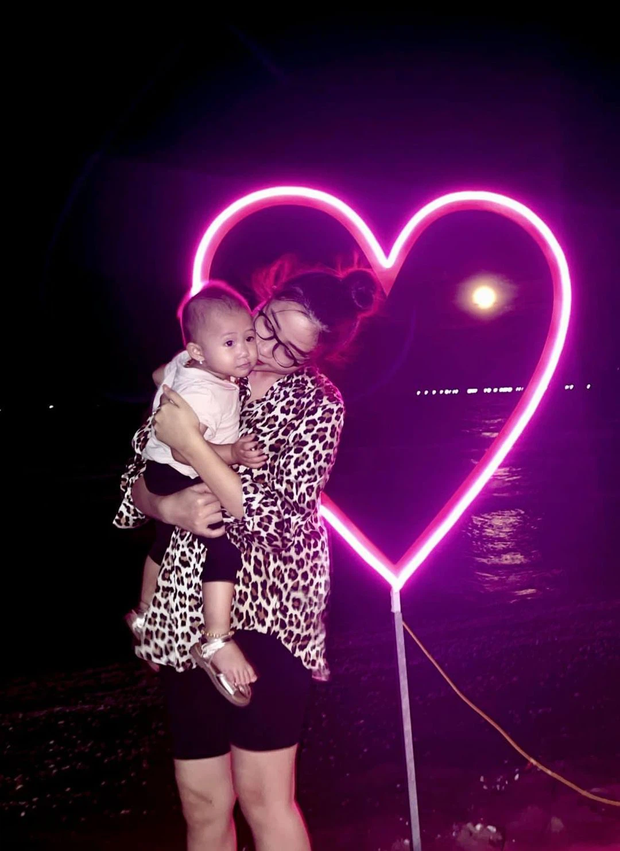 Nhật Linh bế con đi chơi Trung thu rồi gửi gắm vài lời đến Văn Đức đang tập trung cùng đội tuyển: "Gửi bố xa nhớ".