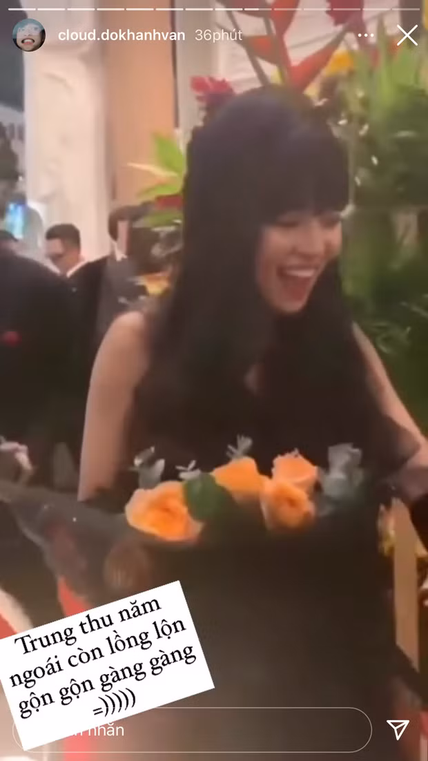 Giống như nhiều gái xinh Việt Nam khác, Đỗ Khánh Vân cũng đăng lại ảnh lồng lộn, rộn ràng năm ngoái.