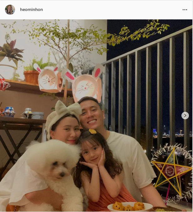 Hot mom Heominhon lại khoe ảnh cực ấm áp bên gia đình.