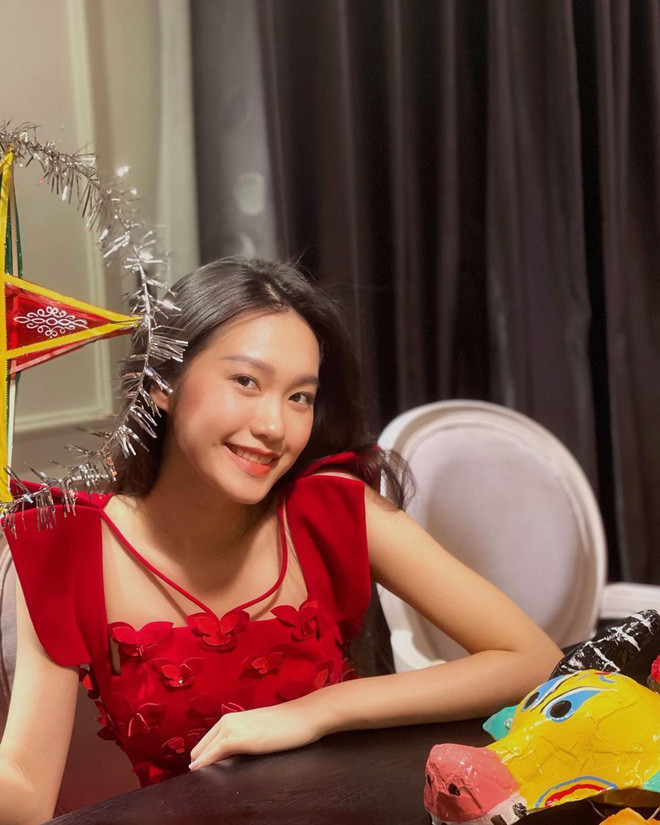 Diện chiếc váy đó, trên tay chiếc đèn ông sao và đặc biệt là gương mặt sáng ngời, gái xinh Hải My nhận được vô vàn like trong đêm rằm Trung thu.