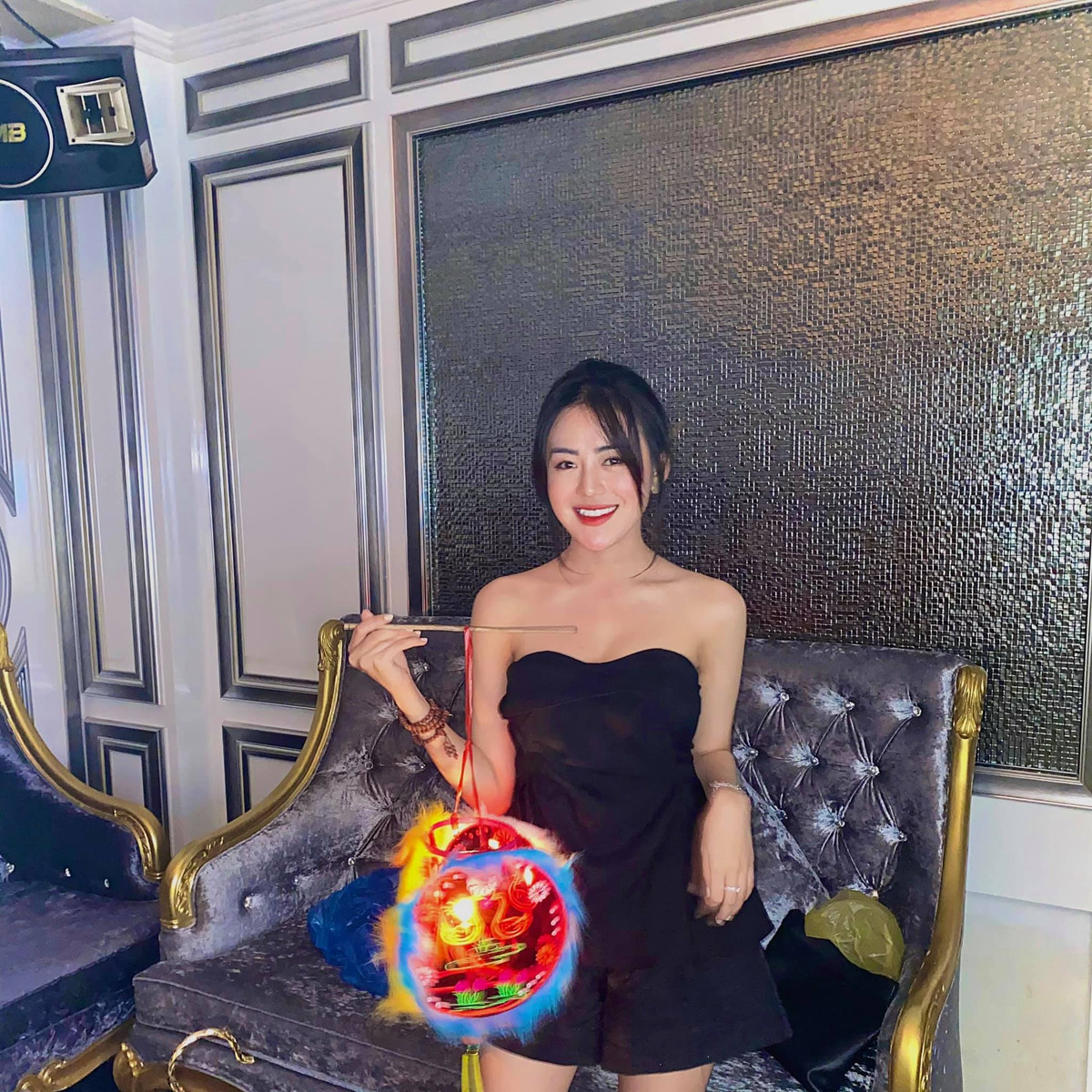 "Hot girl võ thuật" Nguyễn Lê Thảo Uyên đăng ảnh rước đèn.