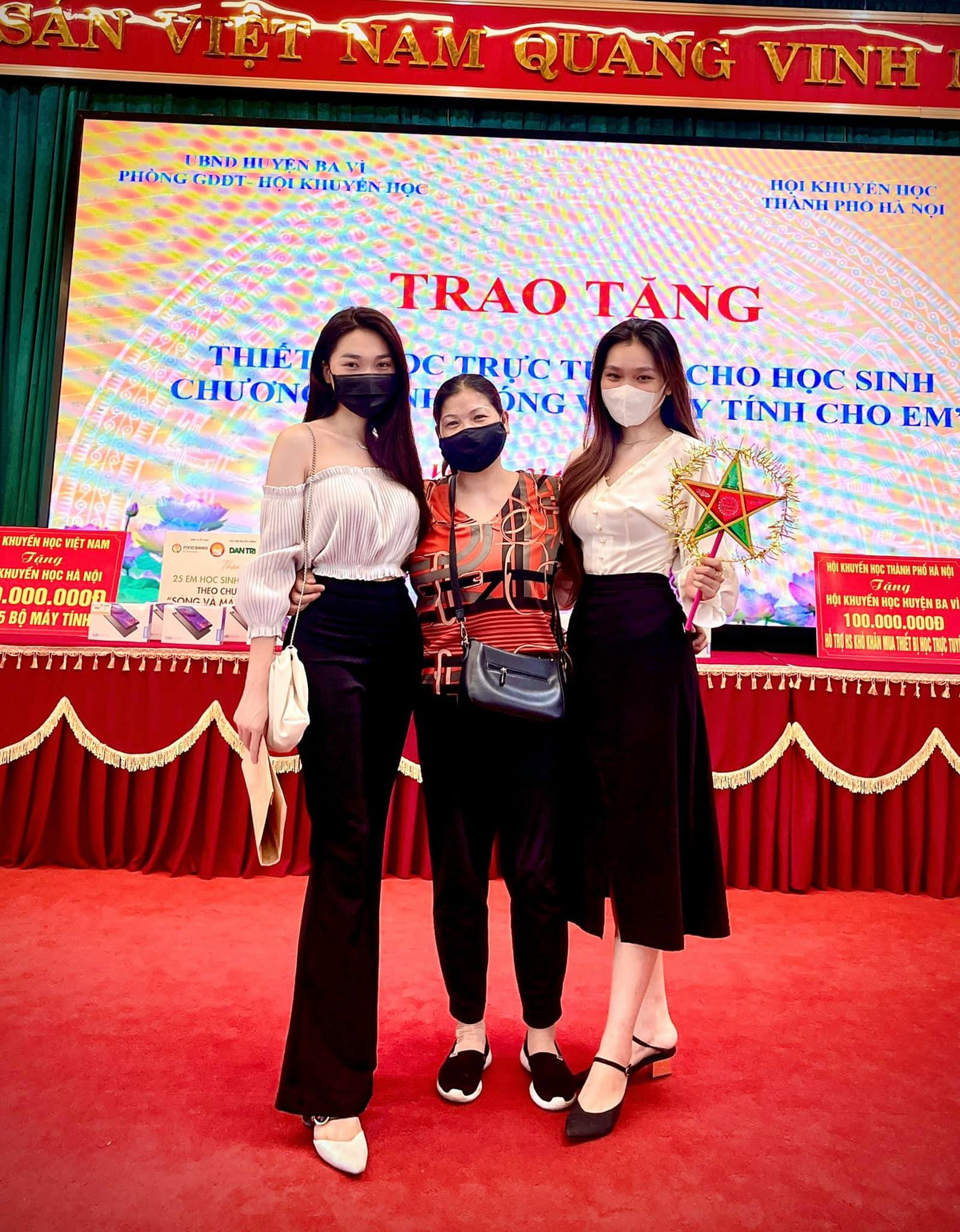 Còn với gái xinh Ngọc Nữ, thay vì đăng ảnh sống ảo ở nhà, cô nàng lại khoe ảnh đi từ thiện cho các hoàn cảnh khó khăn trong dịp Trung thu này.