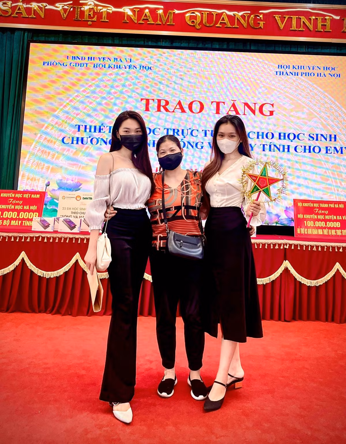 Còn với gái xinh Ngọc Nữ, thay vì đăng ảnh sống ảo ở nhà, cô nàng lại khoe ảnh đi từ thiện cho các hoàn cảnh khó khăn trong dịp Trung thu này.