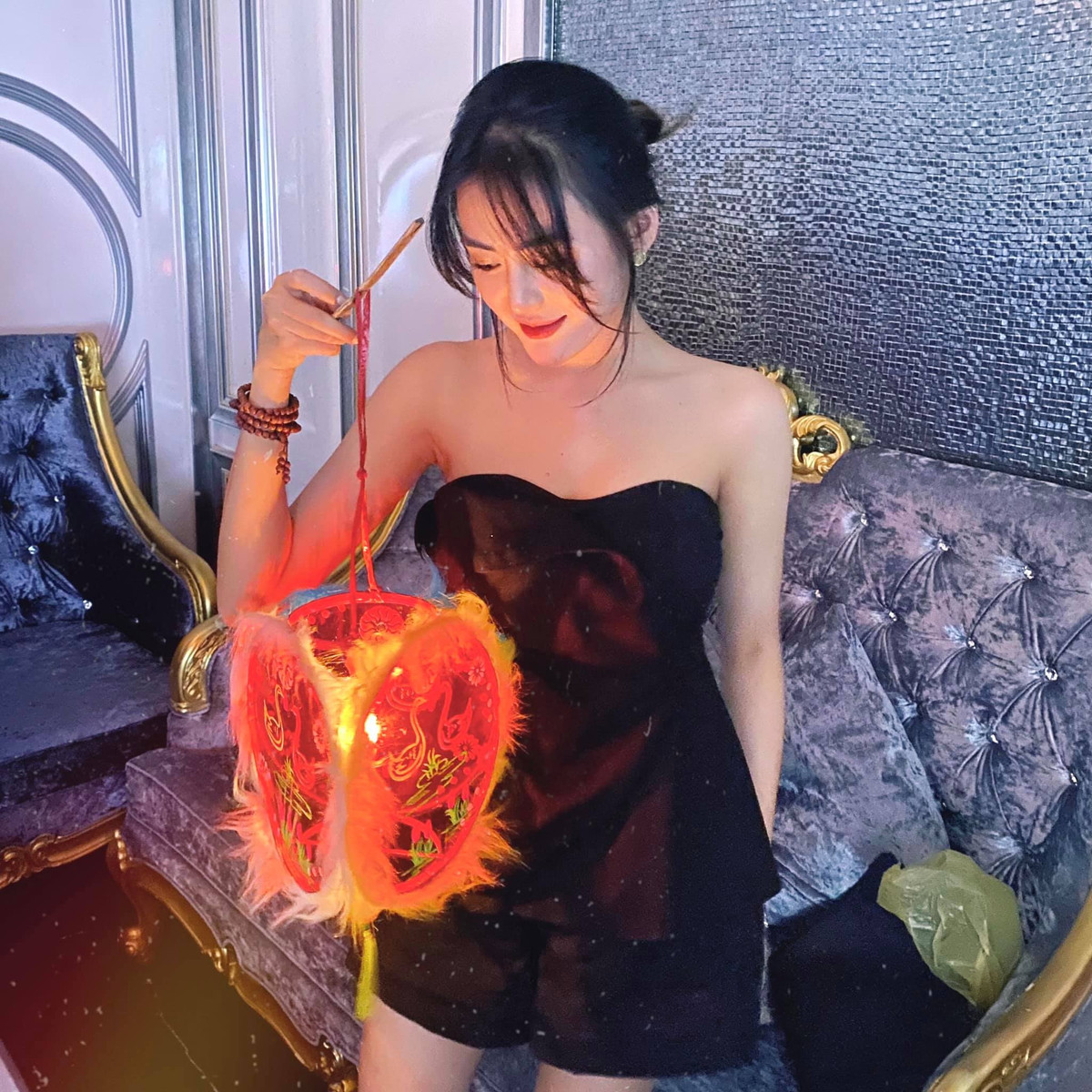 "Hot girl võ thuật" không quên chú thích: "Đi chơi Trung thu vui quá. Nhưng mà là Trung thu năm ngoái".