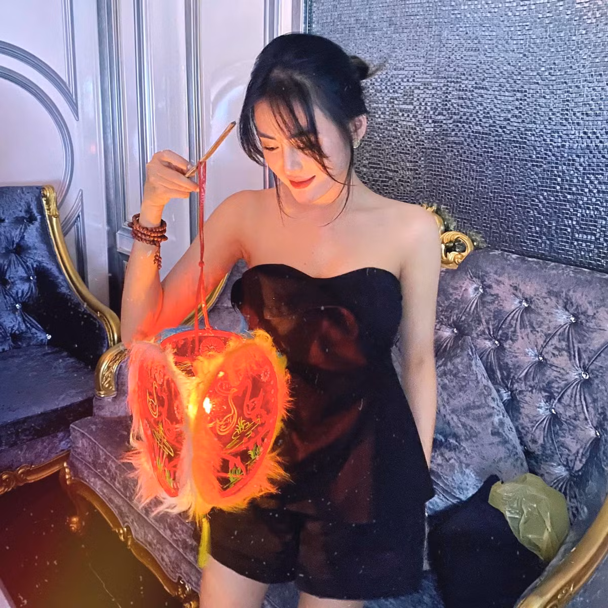 "Hot girl võ thuật" không quên chú thích: "Đi chơi Trung thu vui quá. Nhưng mà là Trung thu năm ngoái".