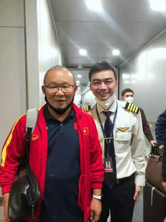 Mới đây trên trang cá nhân, Hà Duy - chàng trai huỷ hôn với Âu Hà My năm ấy đã cập nhật loạt ảnh mới toanh. Theo đó, chàng cơ trưởng tiết lộ rất may mắn khi có dịp đi đón tuyển Việt Nam từ Lào về nước.