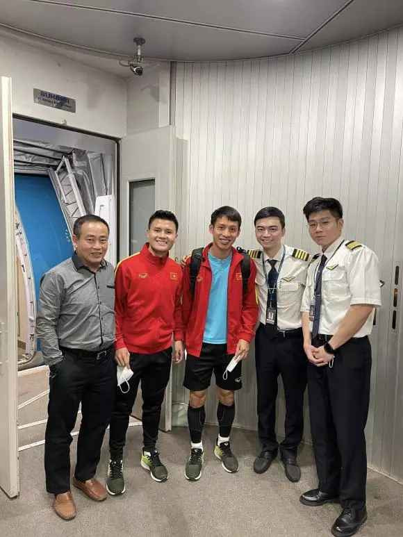 "Đón tuyển Việt Nam vô địch", chàng phi công Hà Duy hào hứng khoe ảnh check-in bên thầy Park và dàn cầu thủ như Quang Hải, Văn Hậu, Hùng Dũng,...