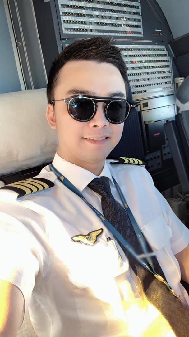 Sau 4 năm không còn chung lối, hiện Hà My bận rộn với việc dạy và học thì Duy Alex cũng có sự nghiệp rất ổn định. Anh hiện đang là cơ trưởng đoàn bay 919 của Hãng Hàng không Quốc gia.