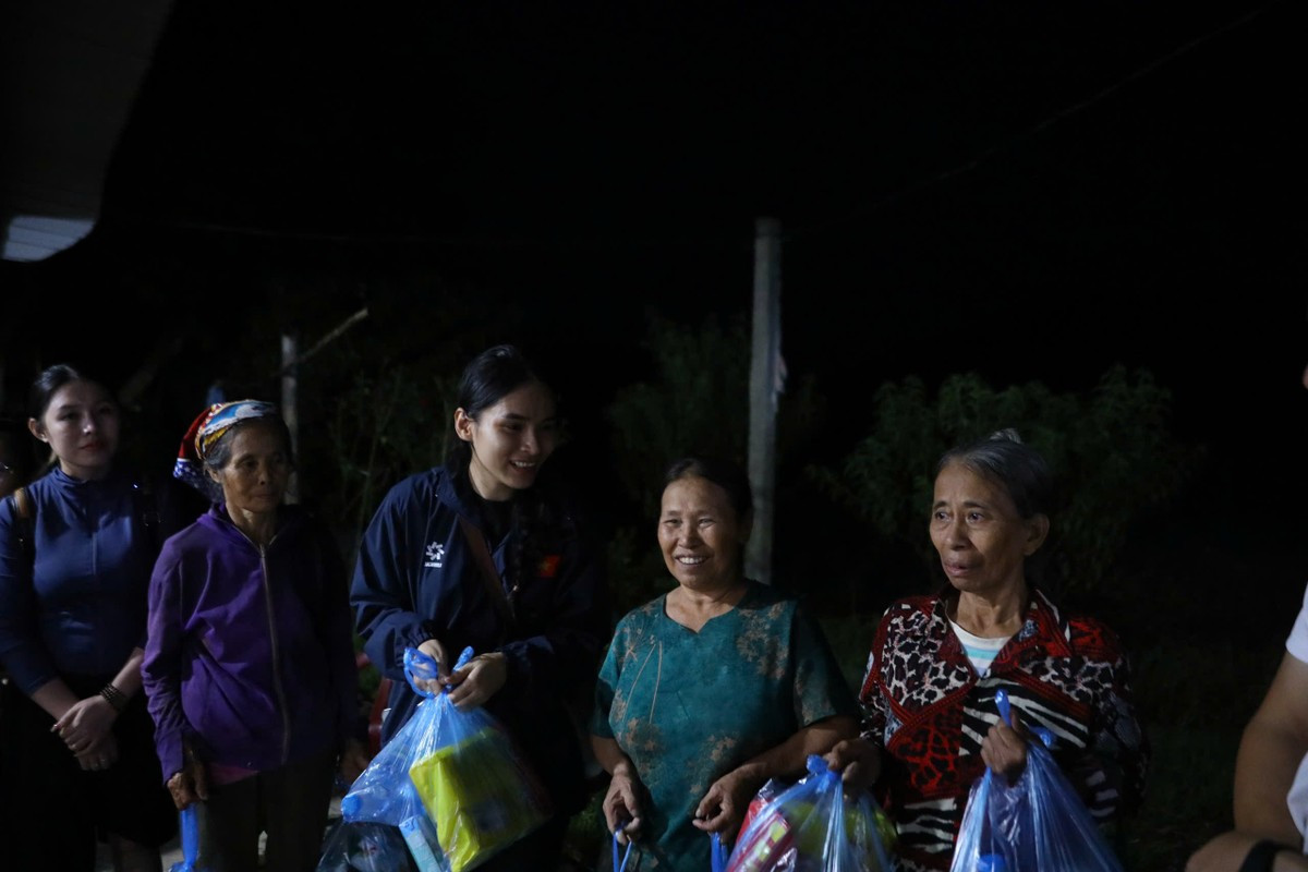 Mới đây, Mộc Trinh đá tự mình đi đến vùng lũ lụt ở Tuyên Quang để hỗ trợ đồng bào.
