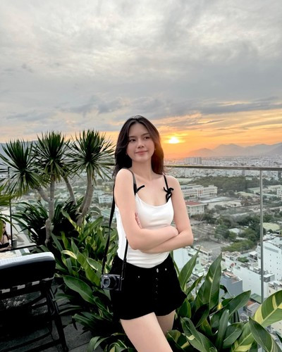 Không chỉ tự tay gửi nhu yếu phẩm đến người dân quê hương, Tố Uyên còn nhiệt tình hướng dẫn nhiều đoàn từ thiện tới những nơi bị chia cắt.