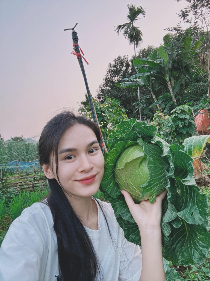 Mộc Trinh dù không phải một fan bóng đá nhưng luôn đi đến sân vận động để ủng hộ chồng thi đấu.