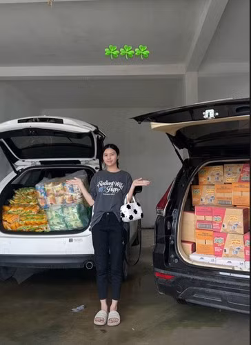 Tố Uyên những ngày qua đã kịp thời có mặt ở quê Tuyên Quang để giúp đỡ đồ ăn, nước uống cho đồng bào bị lũ lụt. Cô luôn được Thành Chung khích lệ khi làm việc tốt.