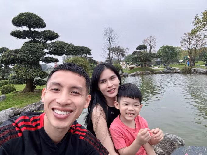 Dù dành nhiều thời gian để ở nhà chăm con nhưng Mộc Trinh cũng tự chủ kinh tế khi kinh doanh online.