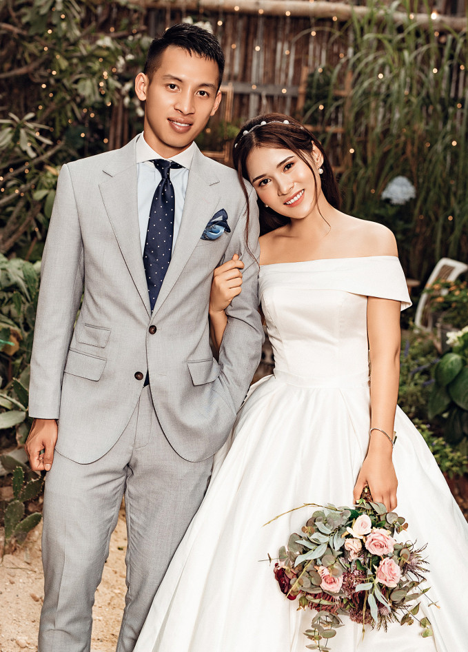 Hùng Dũng và Mộc Trinh kết hôn vào tháng 4/2019. Chuyện tình giữa chàng tiền vệ đội tuyển Việt Nam và hot girl xứ Tuyên diễn ra một cách bình dị.