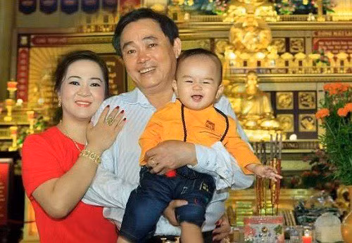 Bất ngờ thiếu gia Hằng Hữu xuất hiện, chạy lại kéo mẹ xuống sát mình và hôn nhanh lên má khiến CEO Đại Nam bật cười, gương mặt cũng rạng rỡ, bớt phần căng thẳng hơn hẳn.