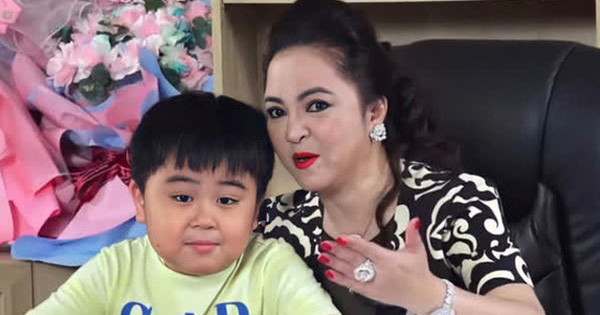 Bởi lẽ, chỉ bằng hành động nhỏ, tỷ phú 9 tuổi đã khiến gương mặt bà chủ khu du lịch Đại Nam đang căng thẳng cũng phải giãn ra, thay đổi hoàn toàn.