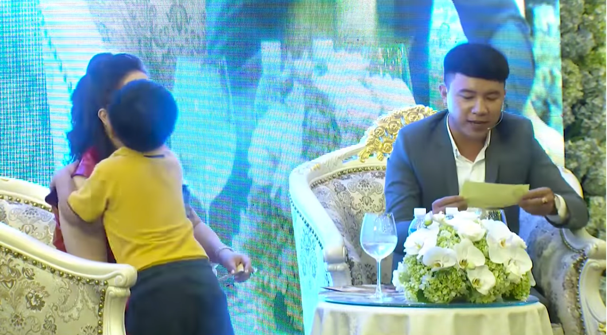 Dù con nhỏ tuổi nhưng Hằng Hữu tỏ ra khá hiểu chuyện. Khi bố mẹ "cơm chẳng lành, canh chẳng ngọt", cậu biết phải làm gì để hàn hắn cả hai.