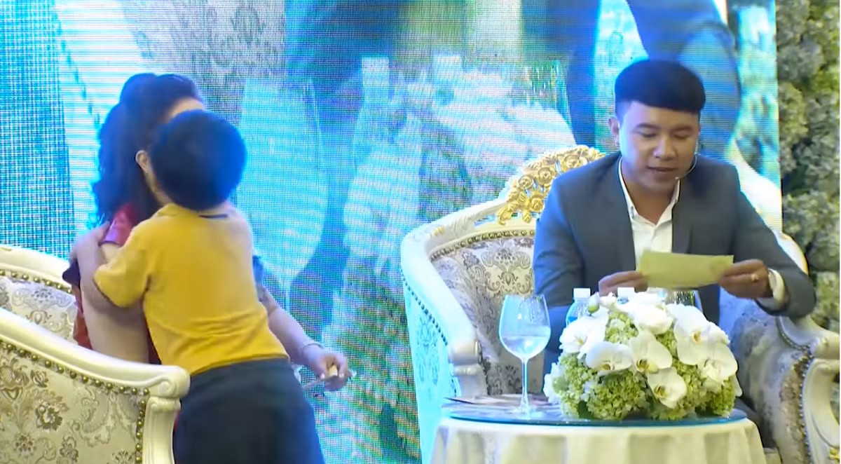 Dù con nhỏ tuổi nhưng Hằng Hữu tỏ ra khá hiểu chuyện. Khi bố mẹ "cơm chẳng lành, canh chẳng ngọt", cậu biết phải làm gì để hàn hắn cả hai.