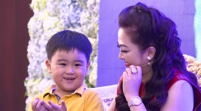 Khoảnh khắc Hằng Hữu hôn má, khiến gương mặt bà Phương Hằng thay đổi 360 độ trong tích tắc đang được nhiều netizen truyền tay nhau.