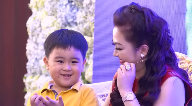 Khoảnh khắc Hằng Hữu hôn má, khiến gương mặt bà Phương Hằng thay đổi 360 độ trong tích tắc đang được nhiều netizen truyền tay nhau.