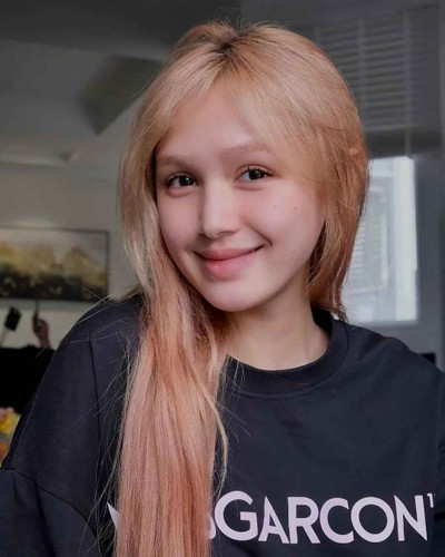 Xoài Non và Gil Lê đã có màn xuất hiện gây sốt ở buổi họp báo Chị Đẹp Đạp Gió Rẽ Sóng. Gil Lê được chấm 10 điểm "bạn trai nhà người ta" khi trong sự kiện, Gil Lê luôn thể hiện hành động tinh tế với Xoài Non như chủ động nắm tay, kiên nhẫn chờ bạn gái chỉnh lại váy...