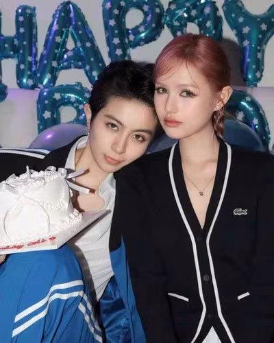 Có lẽ chính bản thân Xoài Non cũng không lường trước được là sự kiện diễn ra lâu và phải di chuyển nhiều đến vậy, nên cô nàng không đủ sức để tiếp tục "gánh" cho đôi cao gót này nữa.