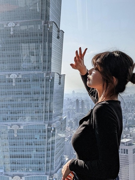 Có nhiều người khen ngợi nhan sắc và dáng vóc của nữ sinh viên. Tuy nhiên, cũng có rất nhiều bình luận chỉ trích Selina là kẻ hám danh, cố ý mặc hở hang với trang phục tốt nghiệp để gây chú ý.