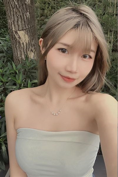 Tôi nghĩ trang phục của tôi khá ổn, khoảnh khắc gió bay cũng là bất ngờ nhưng không hề phản cảm". Selina cho biết thêm.