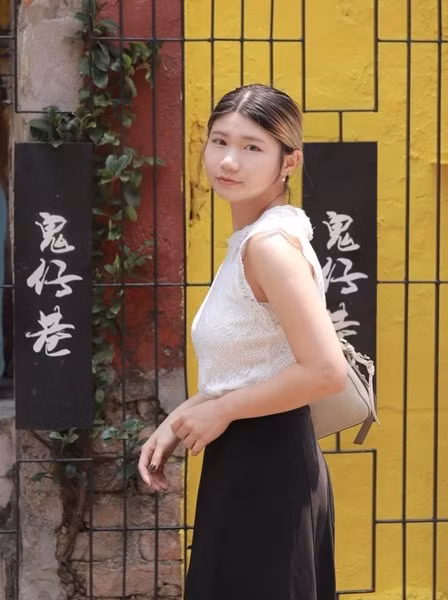 Selina nhắm đến việc ghi lại khoảnh khắc đặc biệt theo cách riêng, kết hợp các yếu tố đại diện cho mùa hè, thời điểm mà cô đón nhận tấm bằng cử nhân, vì thế khi có người gợi ý hãy chụp ảnh tốt nghiệp tại bãi biển, cô đồng ý ngay.