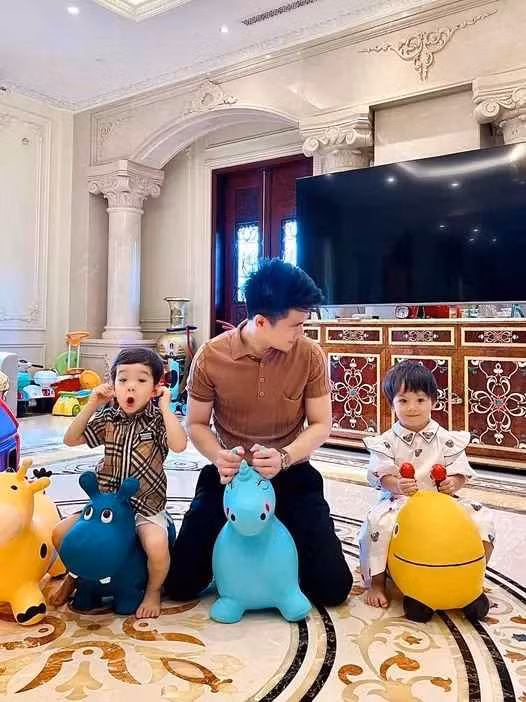 Có thời gian rảnh, Quang Vinh sẽ chơi đùa, đưa các con đi du lịch.