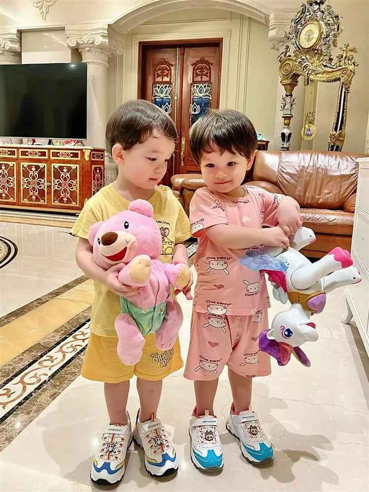 Mới đây trên trang cá nhân, con trai bầu Hiển đăng tải khoảnh khắc đang chơi đùa cùng 2 con. Nhưng gây chú ý hơn cả chính là dòng tâm sự của ông bố trẻ.