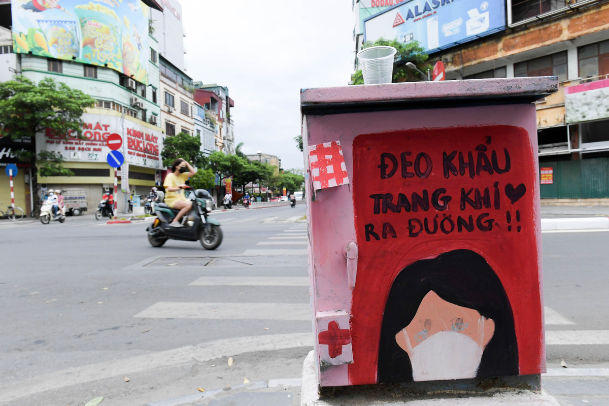 Khẩu trang là thứ không thể thiếu khi ra đường trong những ngày dịch bệnh có những diễn biến phức tạp.